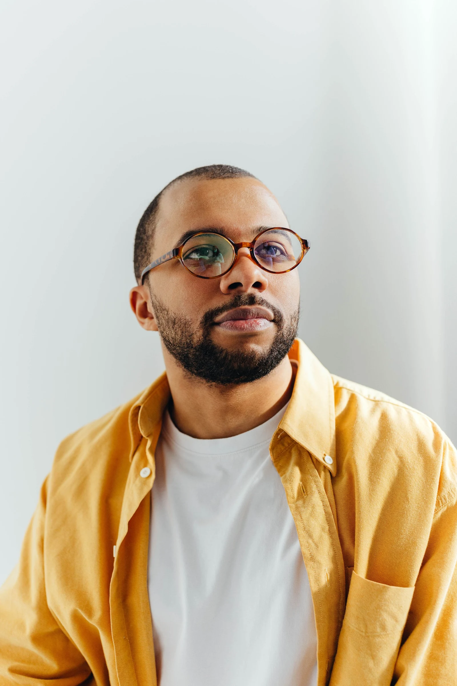 Portrait mode : un homme porte une monture ronde écaille.